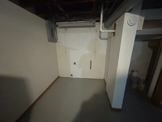 Building Photo - 407 Frank St