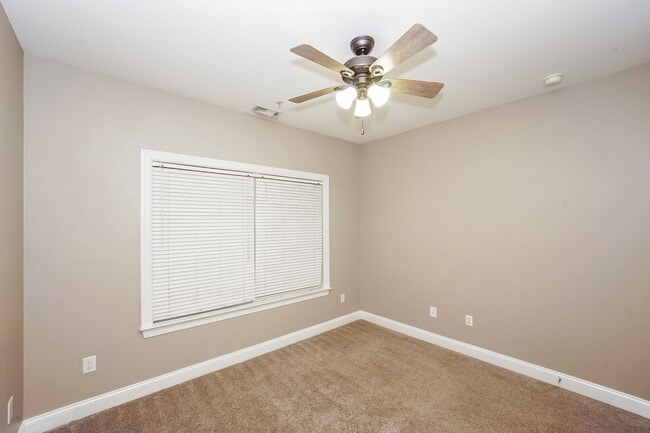 Building Photo - Available now! Lake-area living, 2 Bedroom Apartment