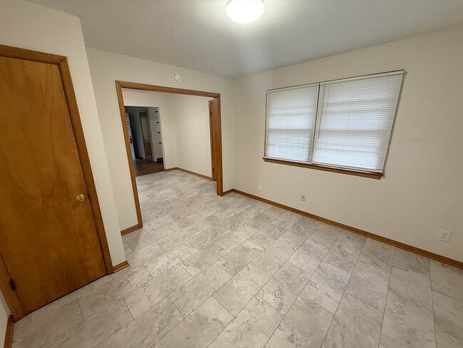 Building Photo - 2102 Woodlea Dr