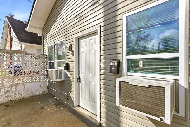 Building Photo - 109 N Cruze St