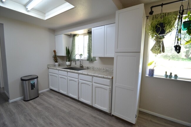 Building Photo - Newly Remodeled 4 Bedroom with AC!