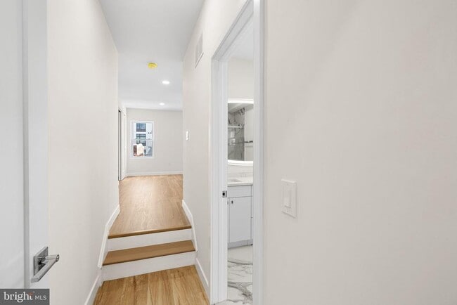 Building Photo - 1124 Dunton St