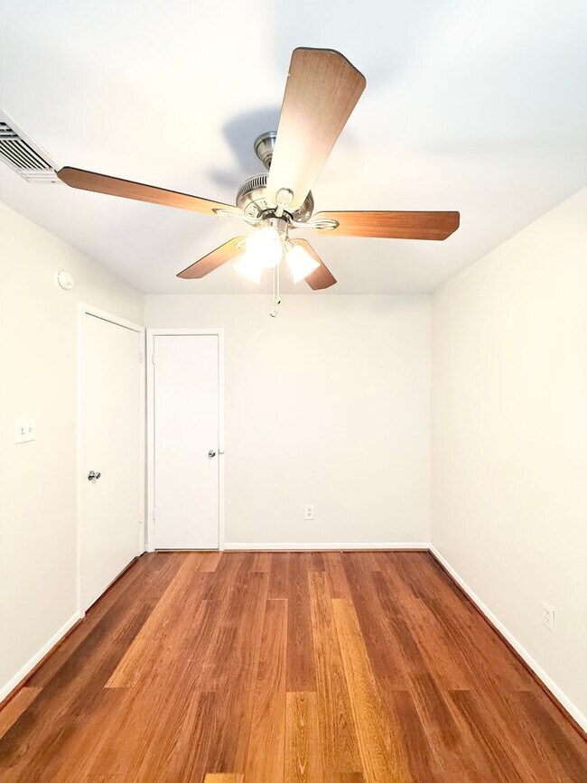 Building Photo - BRA11