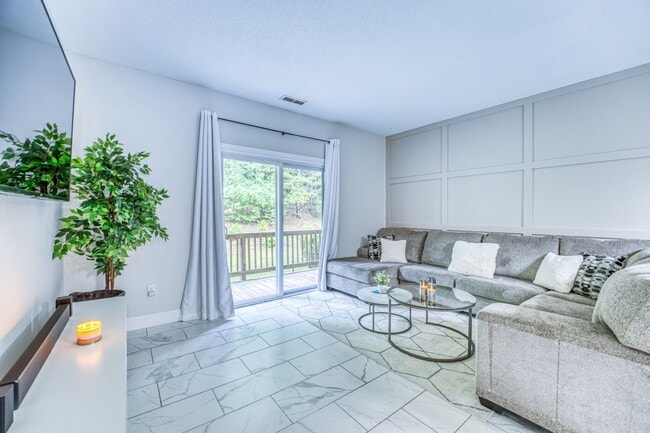 Building Photo - Fletcher condo, 2 bedrooms/2 Bathrooms wit...