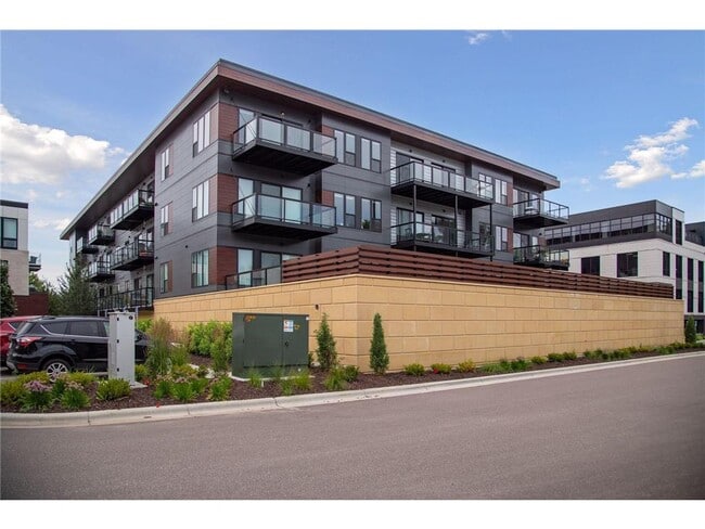 Building Photo - 253 Lake St E