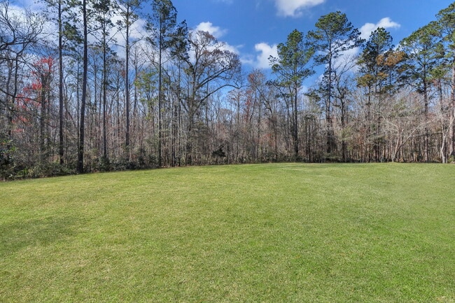 Building Photo - Charming 2-Bedroom, Plus Den Home with 2 F...