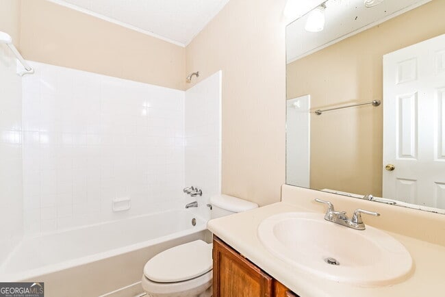 Building Photo - 700 Redland Dr