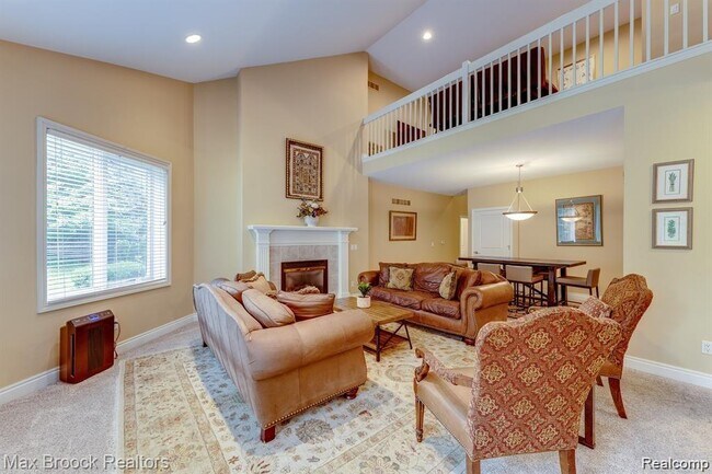 Building Photo - 1050 Oakwood Dr