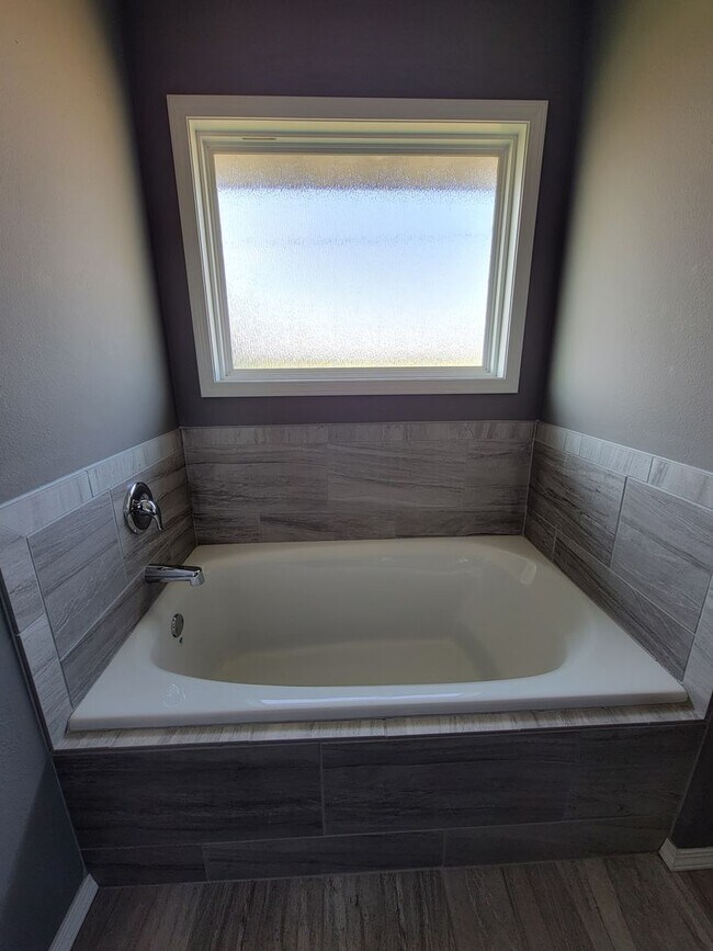 Building Photo - Beautiful & Spacious 3 Bedroom, 2 Bathroom...