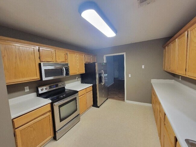 Building Photo - Charming and specious   3BR House in Bryant