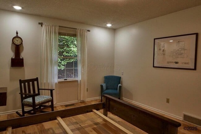 Building Photo - 532 W Broadway