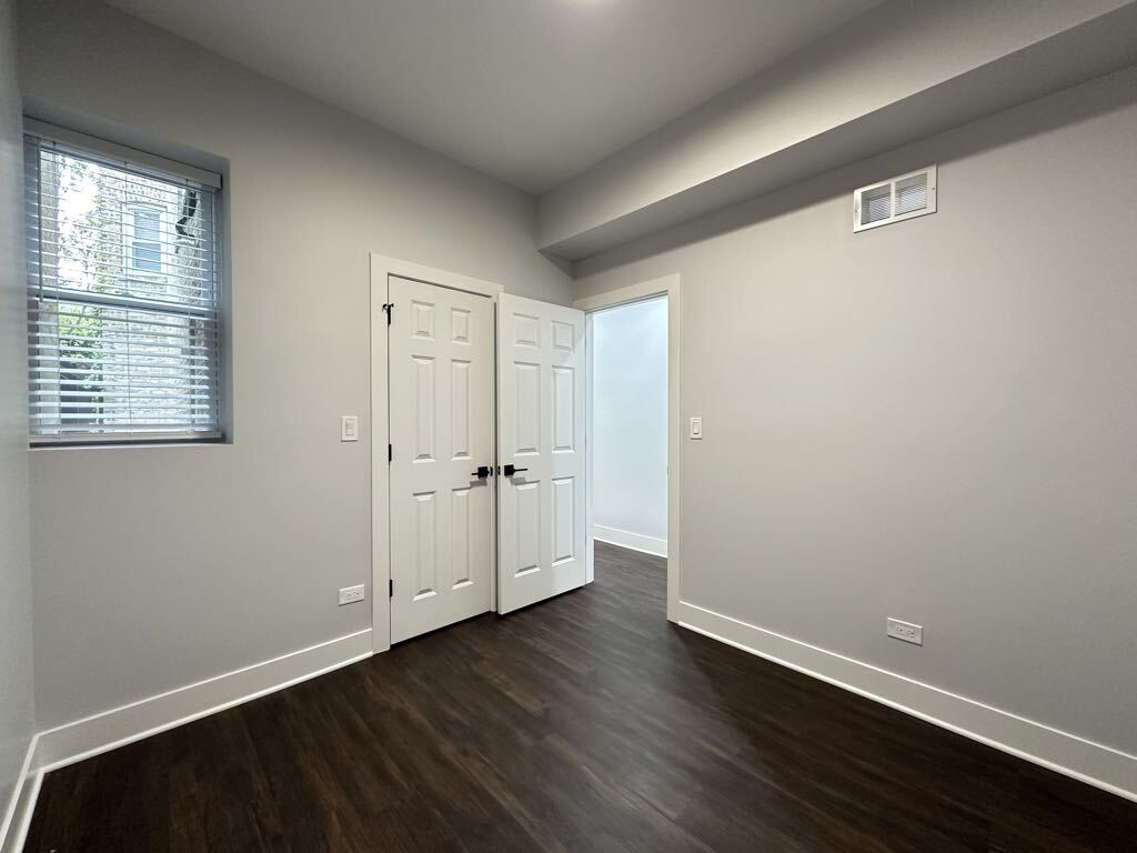 Building Photo - 2149 W Wilson Ave