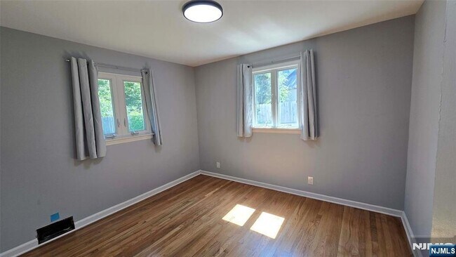 Building Photo - 40 Beechwood Rd