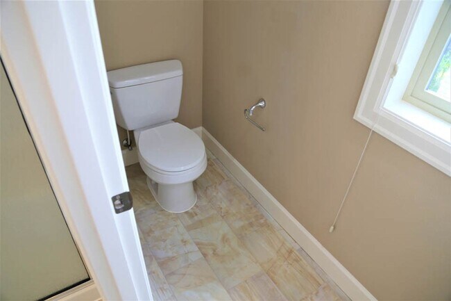 Building Photo - Nice 4bed/2.5 Bath Home, Gas Range