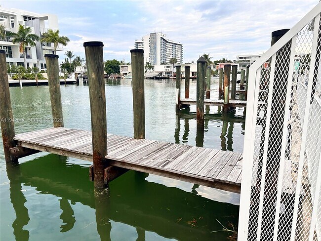 Building Photo - 7207 Bay Dr