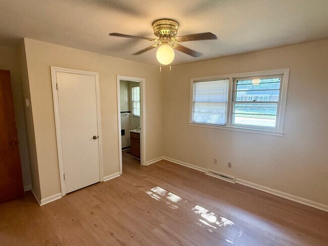 Building Photo - Three bedroom, 1.5 bath house in Burlington