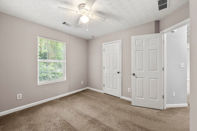 Building Photo - 1526 Venetian Dr SW