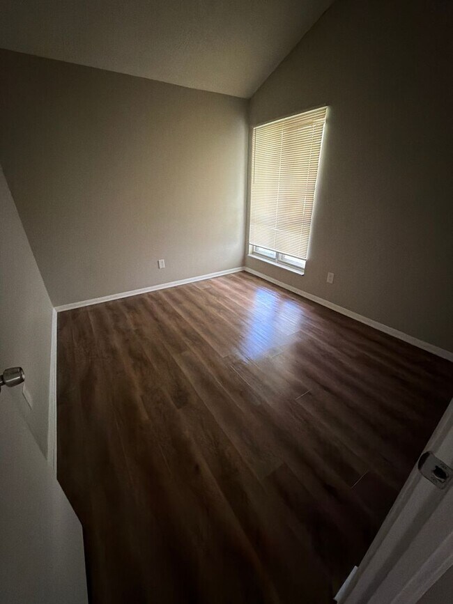 Building Photo - 602 Ledyard Dr