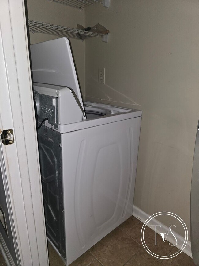 Building Photo - RATE DROP ALERT (was $2300/month)!