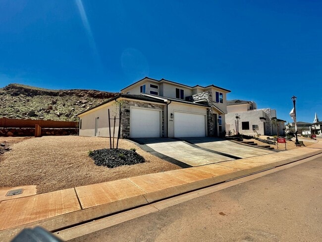Building Photo - 5-Bedroom home in Desert Canyons