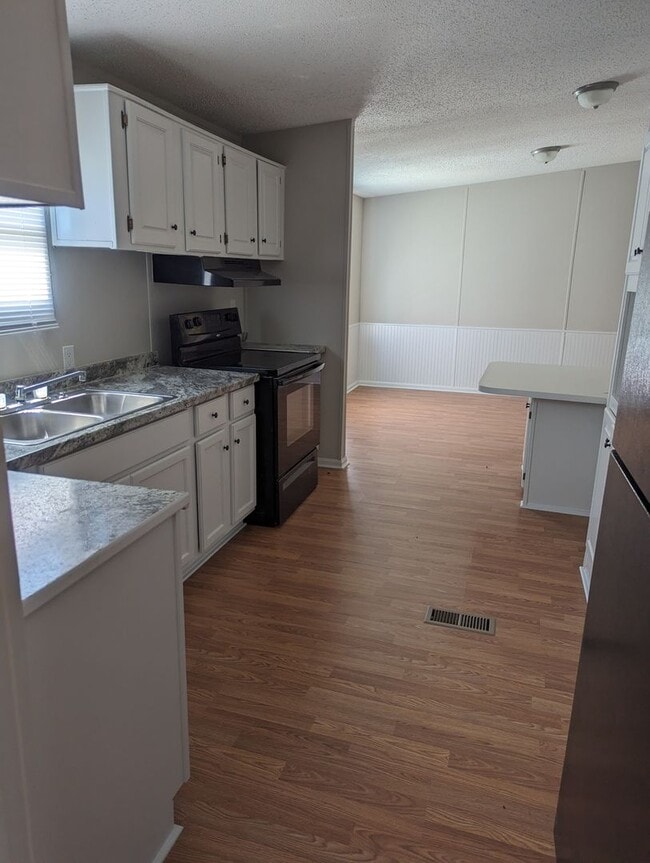 Primary Photo - 4 BR, 2 BA 1,792 sq ft doublewide Trailer ...