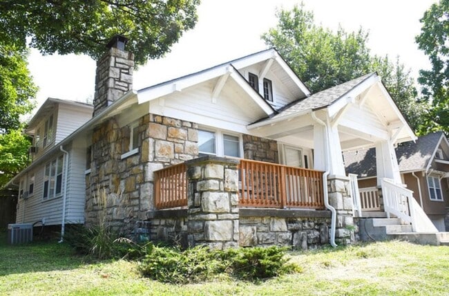 Building Photo - Charming 3-Bed Home with Fireplace & Hardw...