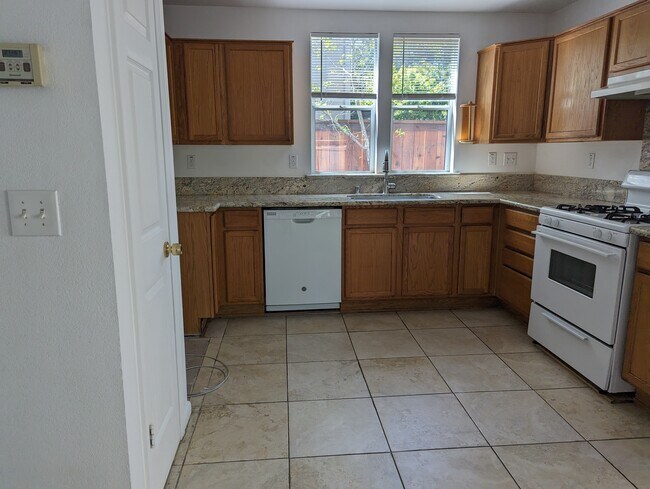 Building Photo - 5 Holtz Ct