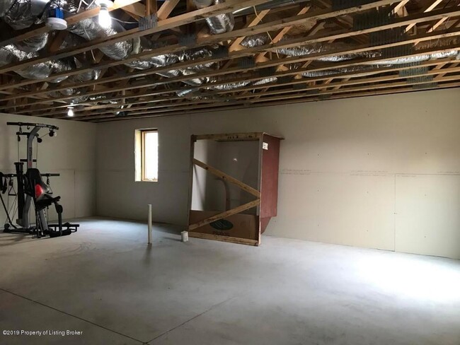 Building Photo - Newer, Spacious House for Rent in Dickinson