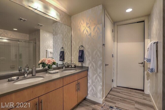 Building Photo - 353 E Bonneville Ave