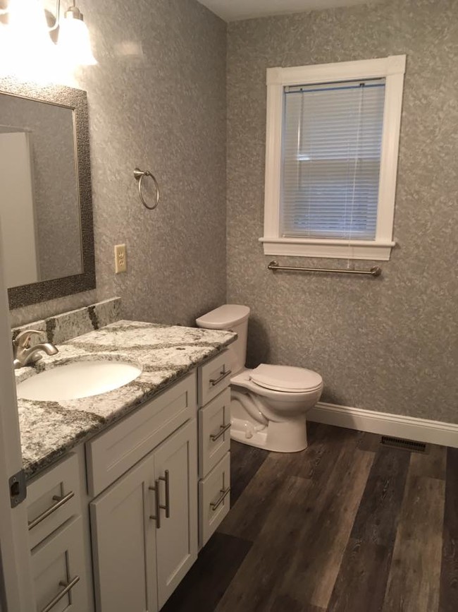 2 full baths - 513 Center St