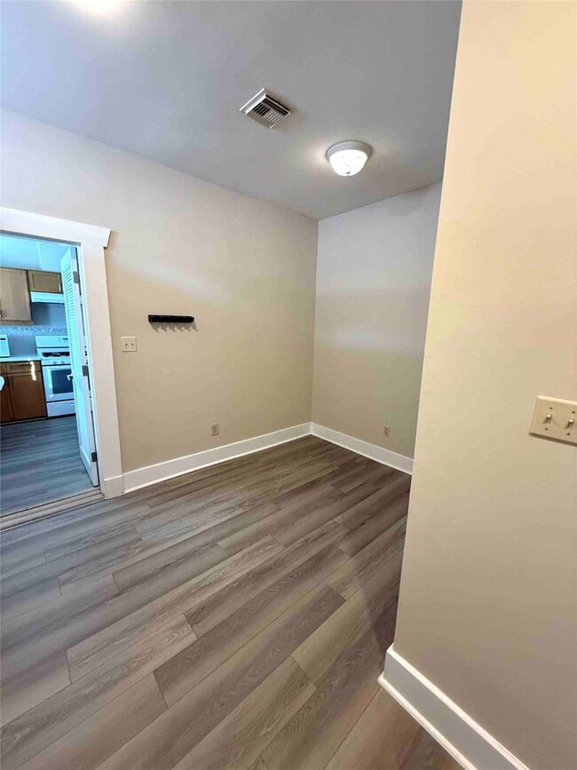 Building Photo - 604 E 17th St