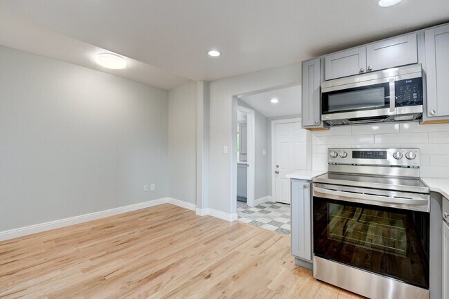 Building Photo - New Sunnyside House, Full Remodel, 2Bed/2Bath
