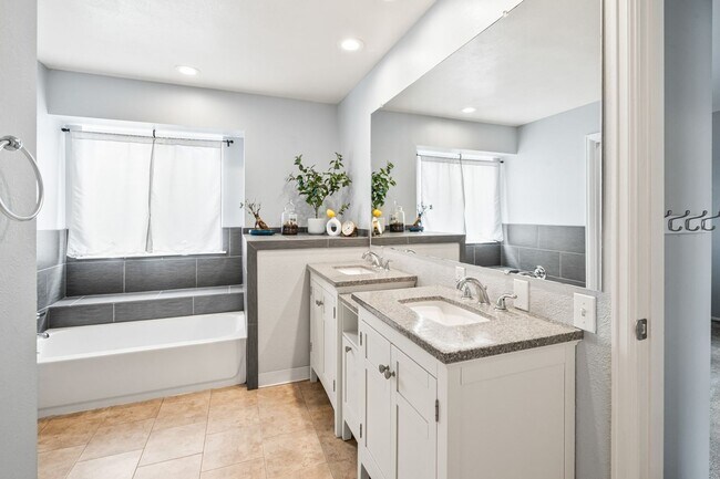 Building Photo - Spacious 3 Bedroom Townhouse-Style Condo N...