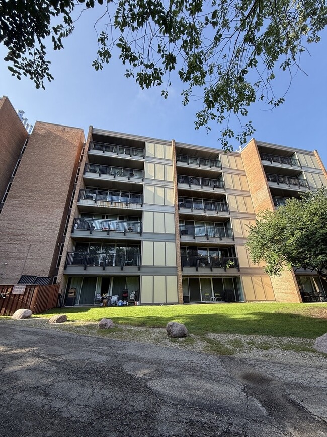 Building Photo - 6000 Oakwood Dr