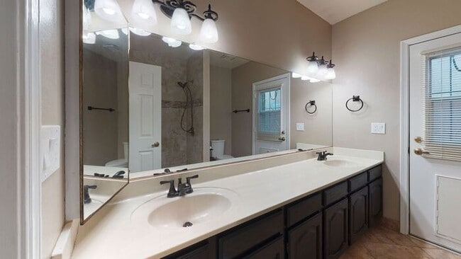 Building Photo - Very nice single level home