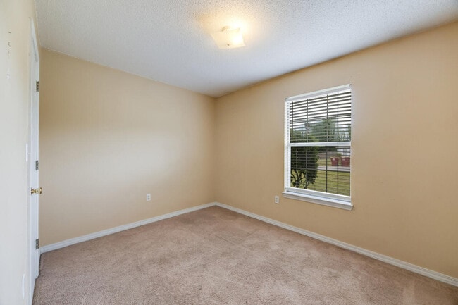 Building Photo - 15 Flora Cove
