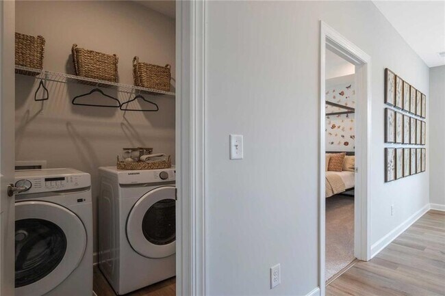 Building Photo - 622 Shallowford Rd