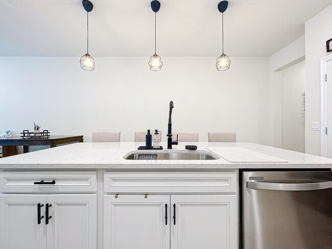 Building Photo - 2757 Troubadour St