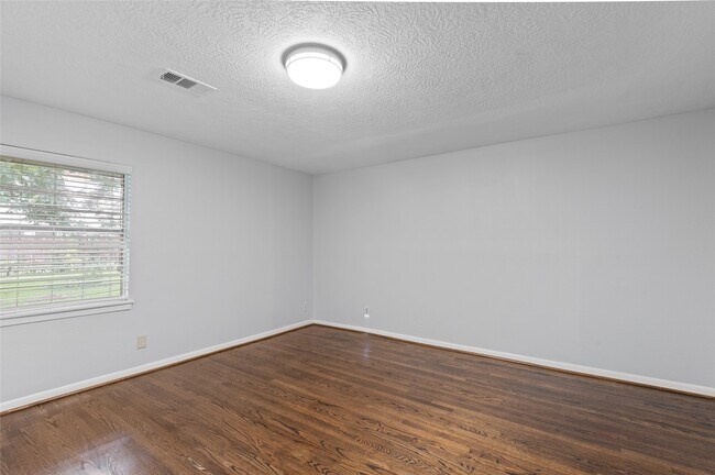 Building Photo - 118 E Thornton Rd