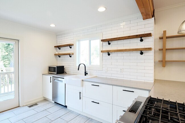 Building Photo - Charming Pet-Friendly Belmont Home With Fenced Yard