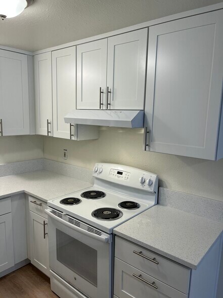 Building Photo - 415 SE Lacreole Dr