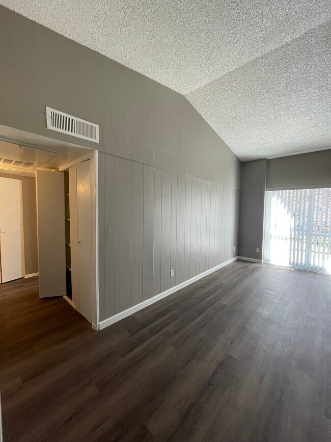 Building Photo - Villas Las Toronjas I