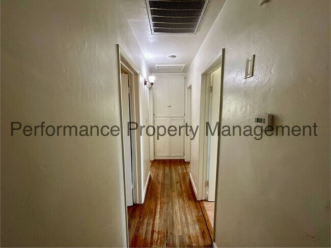 Building Photo - Cute 3 Bed/1 Bath SE Bakersfield Home w/ S...