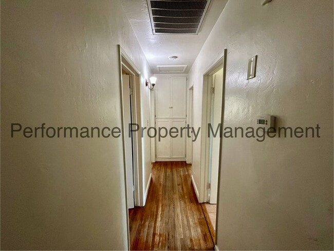 Building Photo - ***Move In Special*** Cute 3 Bed/1 Bath SE...