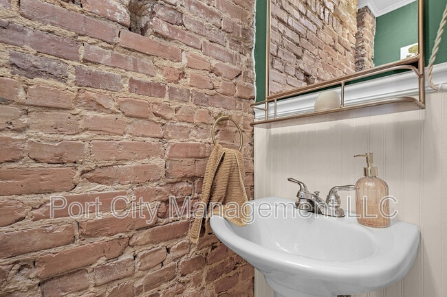 Building Photo - 210 S Bouldin St