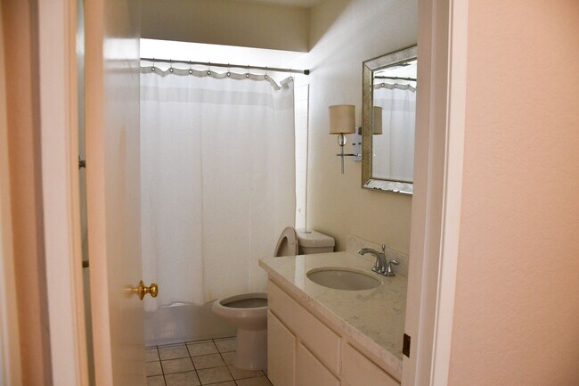 Building Photo - Newly remodeled and updated