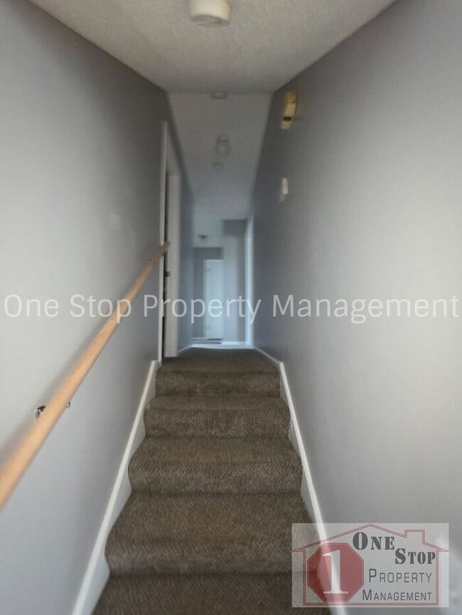 Building Photo - The Perfect 3 bedroom/2 bathroom home in Grandview, MO!