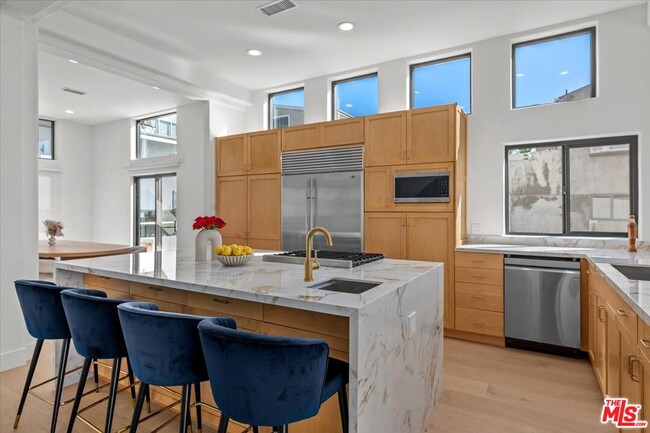 Building Photo - 6730 Esplanade