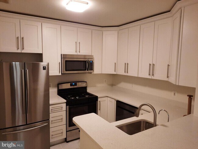 Building Photo - 7011 Falls Reach Dr