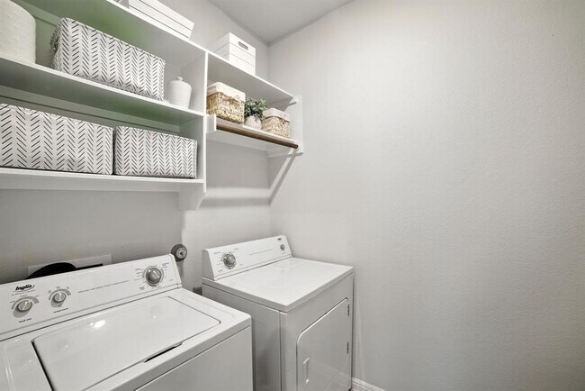 Building Photo - 324 Mountain Valley St